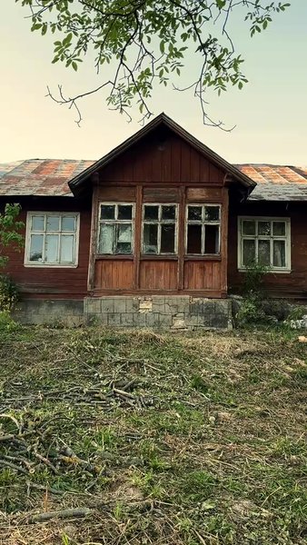 Як подружжя з України оживило карпатську хату, від якої всі відверталися