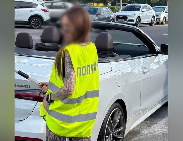 Блогерку, яка знімала відео у поліцейському жилеті, оштрафують
