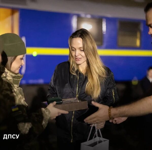 Джолі спростовує чутки про фінансування її поїздок в Україну