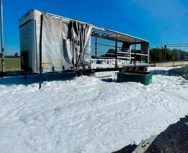 Загорівся вантаж із небезпечними відходами на трасі в Польщі