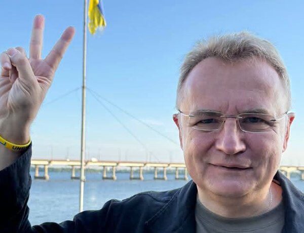Садовий виявив невідомий пристрій у службовому авто