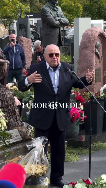 Петросян на могилі батька Кіркорова: шанувальники дивуються змінам у зовнішності