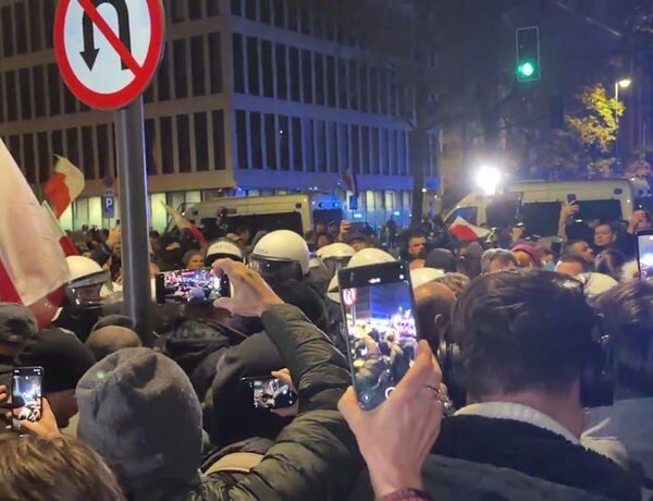 Протести у Варшаві: силовики блокують Сейм, триває спроба перевороту