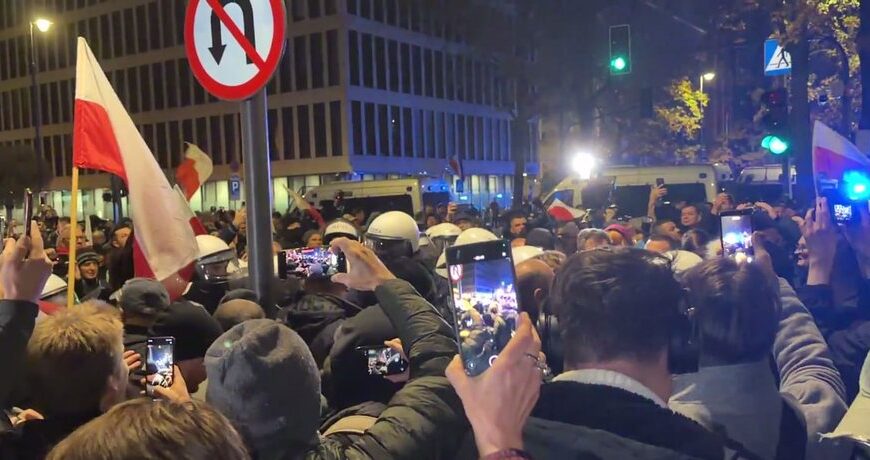 Протести у Варшаві: силовики блокують Сейм, триває спроба перевороту