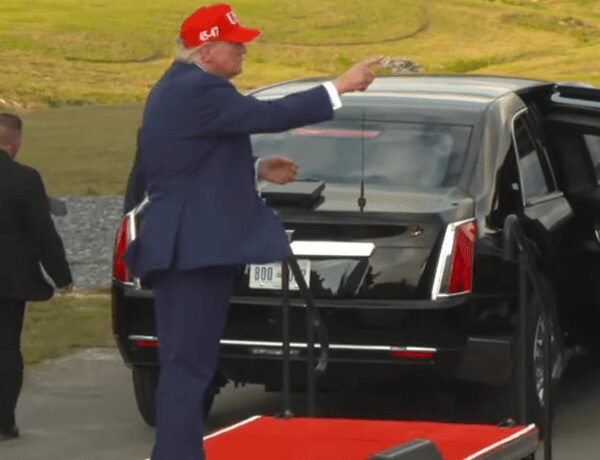 Трамп пройшов повз власний автомобіль