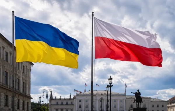 Росія найняла паліїв для підпалу польського заводу: названо суму