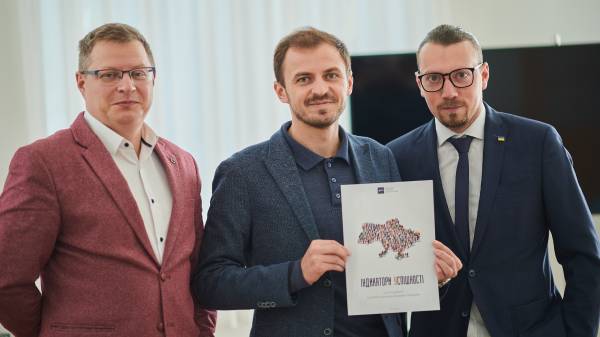 Екс-заступник міністра Іван Лукеря (у центі) Екс-заступник міністра Іван Лукеря (у центі)